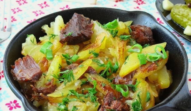 Картошка с тушенкой в сковороде Картошка с тушенкой в сковороде