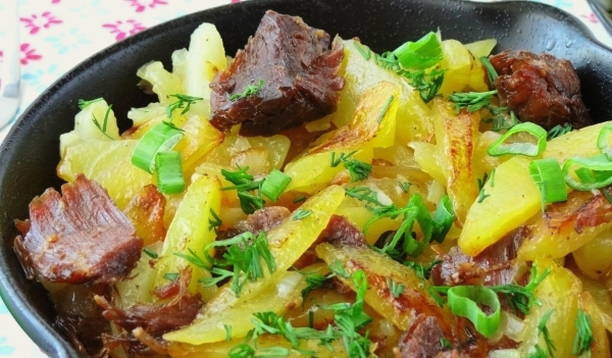 Картошка с тушенкой в сковороде Картошка с тушенкой в сковороде