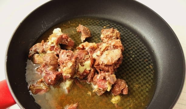 Картошка с тушенкой в сковороде Картошка с тушенкой в сковороде