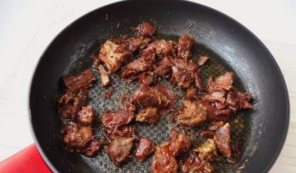 Картошка с тушенкой в сковороде Картошка с тушенкой в сковороде