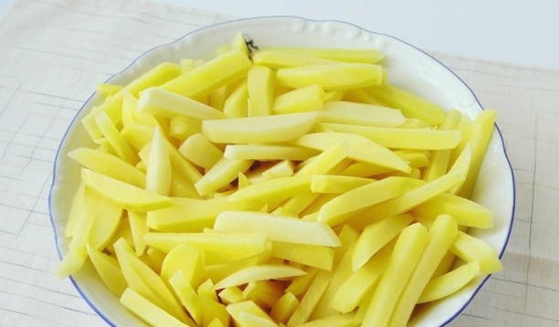 Картошка с тушенкой в сковороде Картошка с тушенкой в сковороде