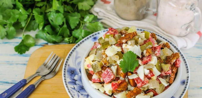 Салат из колбасы и кириешек