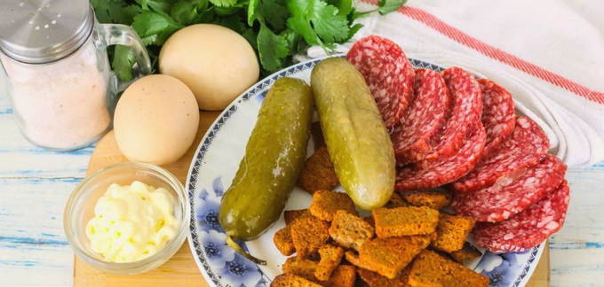 Салат из колбасы и кириешек