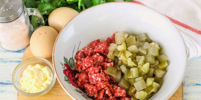 Салат из колбасы и кириешек