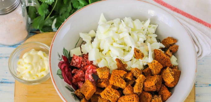 Салат из колбасы и кириешек