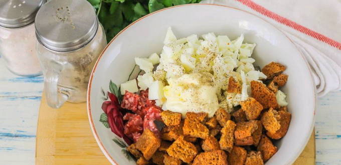 Салат из колбасы и кириешек