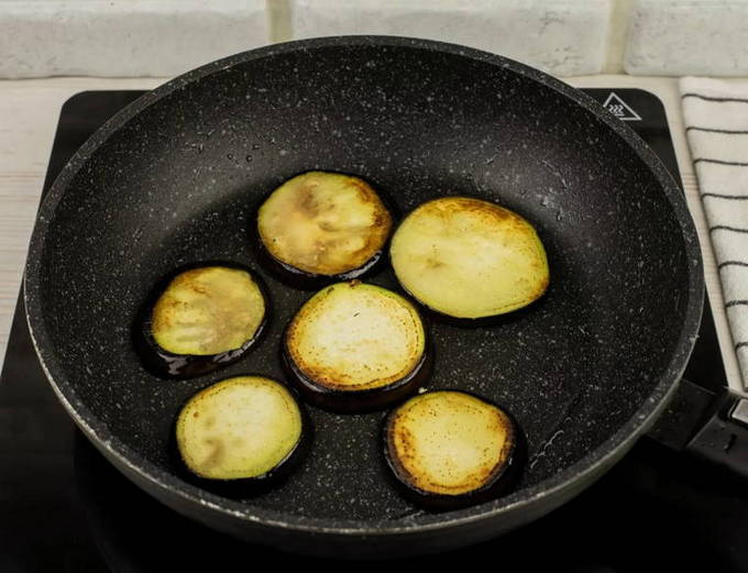 Жареные баклажаны с чесноком и майонезом на сковороде