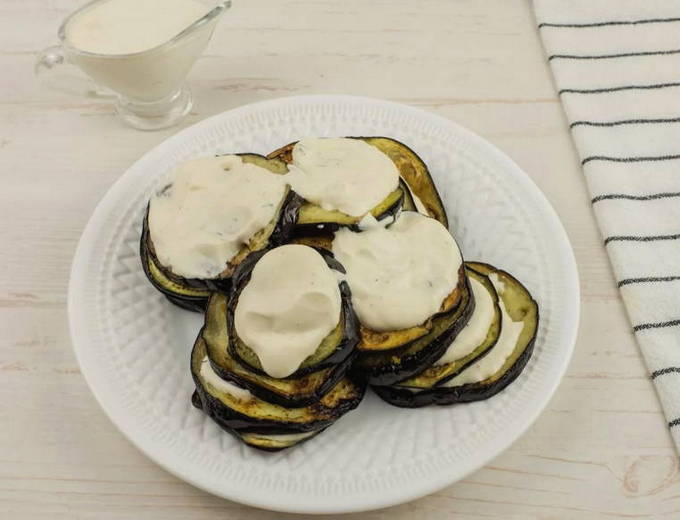 Жареные баклажаны с чесноком и майонезом на сковороде