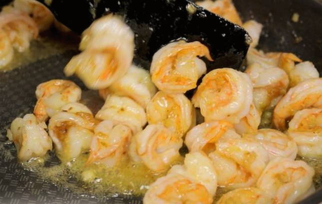 Креветки в чесночном соусе