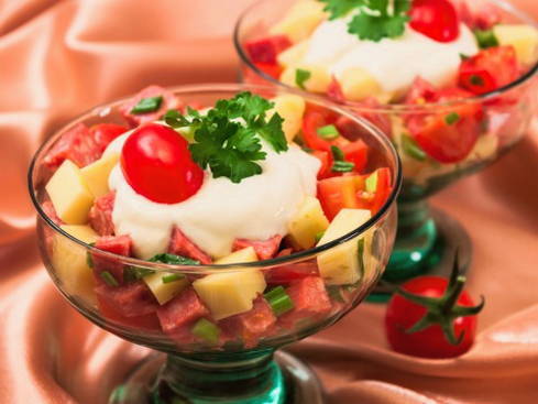 Салат с колбасой, помидорами и сыром Салат с колбасой, помидорами и сыром