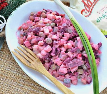 Салат из свеклы и селедки, но не шуба