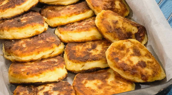 Сырники с творогом и бананом на сковороде Сырники с творогом и бананом на сковороде