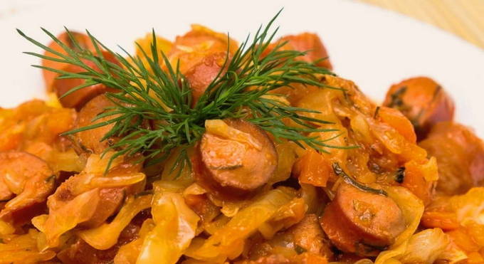 Тушеная квашеная капуста с сосисками