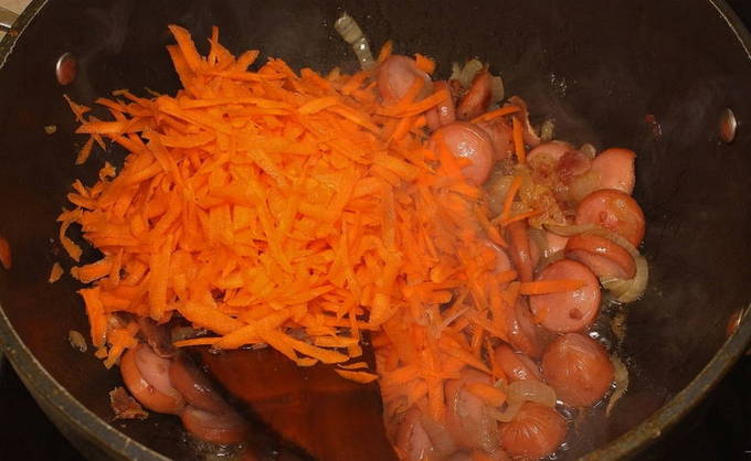 Тушеная квашеная капуста с сосисками Тушеная квашеная капуста с сосисками