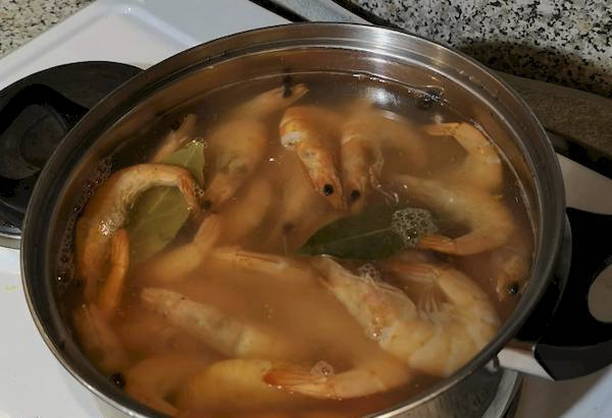 Как варить королевские замороженные неочищенные креветки в кастрюле Как варить королевские замороженные неочищенные креветки в кастрюле
