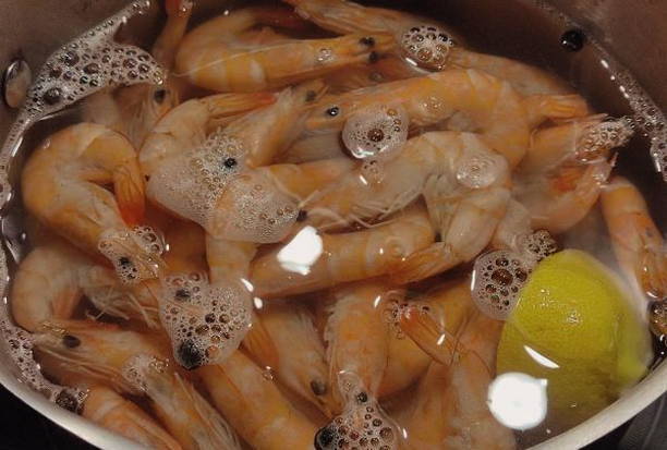 Как варить королевские замороженные неочищенные креветки в кастрюле Как варить королевские замороженные неочищенные креветки в кастрюле
