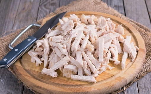 Салат с курицей и блинами