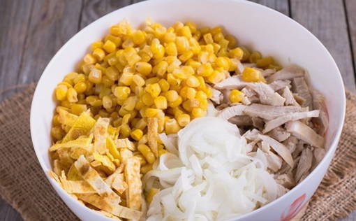 Салат с курицей и блинами