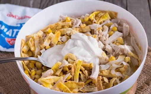 Салат с курицей и блинами