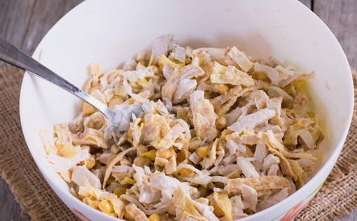 Салат с курицей и блинами