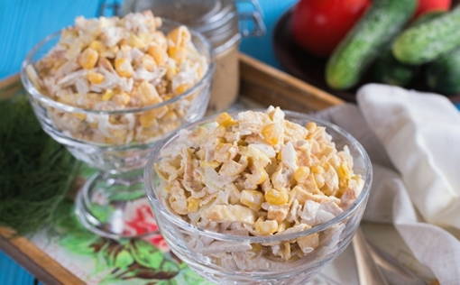 Салат с курицей и блинами