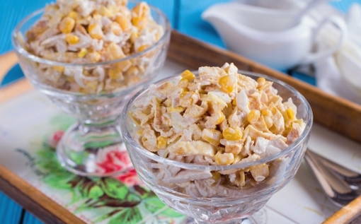 Салат с курицей и блинами