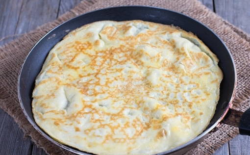 Салат с курицей и блинами