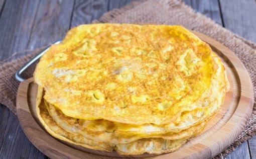 Салат с курицей и блинами