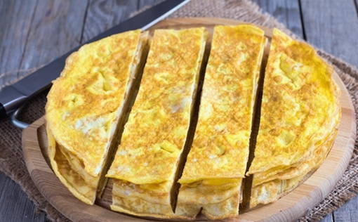 Салат с курицей и блинами