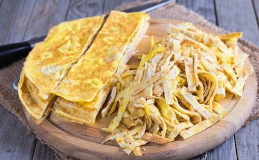 Салат с курицей и блинами