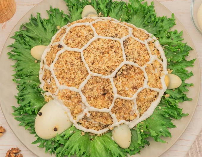 Салат «Черепаха» с курицей, грецкими орехами и яблоками Салат «Черепаха» с курицей, грецкими орехами и яблоками