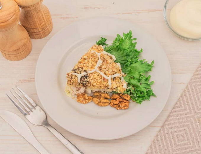 Салат «Черепаха» с курицей, грецкими орехами и яблоками Салат «Черепаха» с курицей, грецкими орехами и яблоками