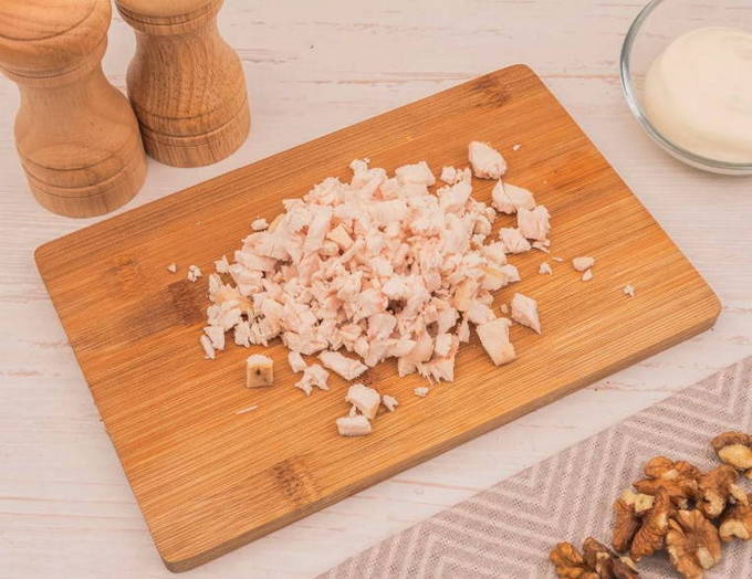 Салат «Черепаха» с курицей, грецкими орехами и яблоками Салат «Черепаха» с курицей, грецкими орехами и яблоками