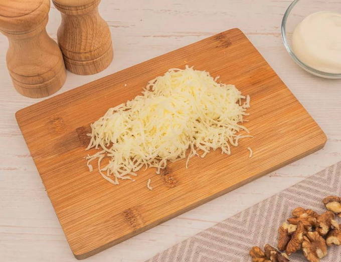Салат «Черепаха» с курицей, грецкими орехами и яблоками Салат «Черепаха» с курицей, грецкими орехами и яблоками