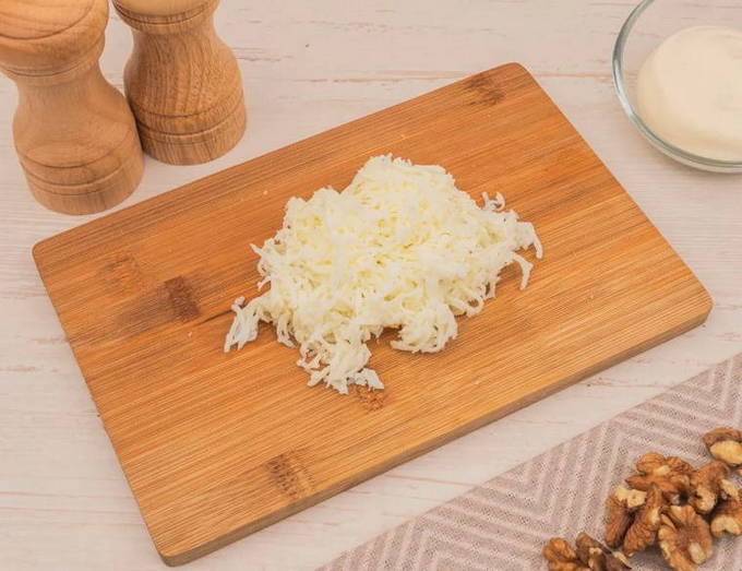 Салат «Черепаха» с курицей, грецкими орехами и яблоками Салат «Черепаха» с курицей, грецкими орехами и яблоками