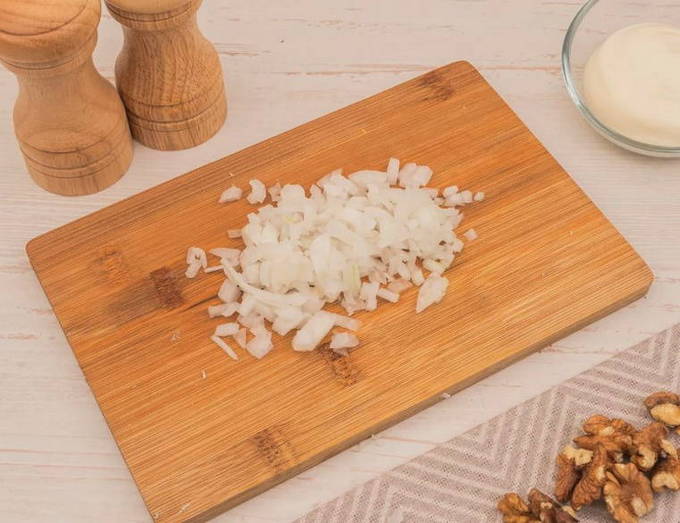 Салат «Черепаха» с курицей, грецкими орехами и яблоками Салат «Черепаха» с курицей, грецкими орехами и яблоками