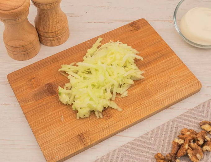 Салат «Черепаха» с курицей, грецкими орехами и яблоками Салат «Черепаха» с курицей, грецкими орехами и яблоками