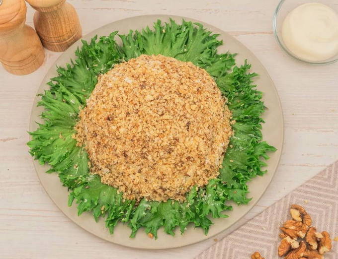 Салат «Черепаха» с курицей, грецкими орехами и яблоками Салат «Черепаха» с курицей, грецкими орехами и яблоками