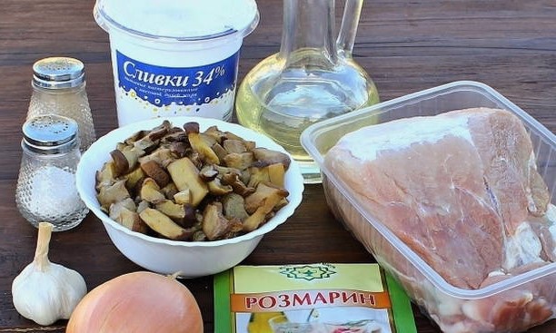 Свинина с грибами в сливочном соусе на сковороде Свинина с грибами в сливочном соусе на сковороде