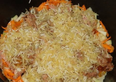 Рис с тушенкой в мультиварке