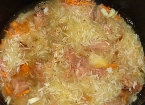 Рис с тушенкой в мультиварке