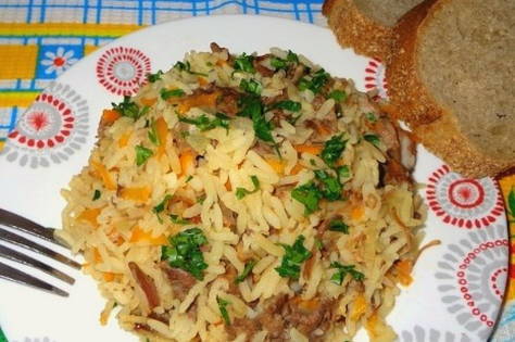 Рис с тушенкой в мультиварке