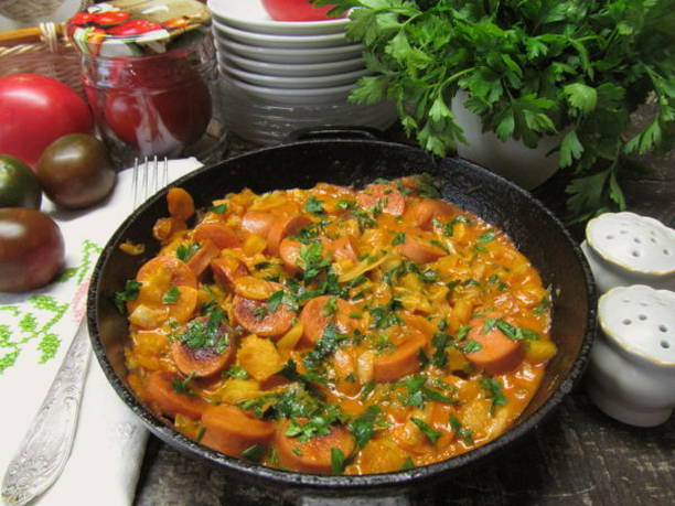 Тушеная капуста с картошкой и сосисками на сковороде