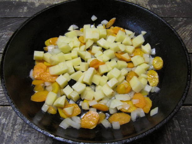 Тушеная капуста с картошкой и сосисками на сковороде