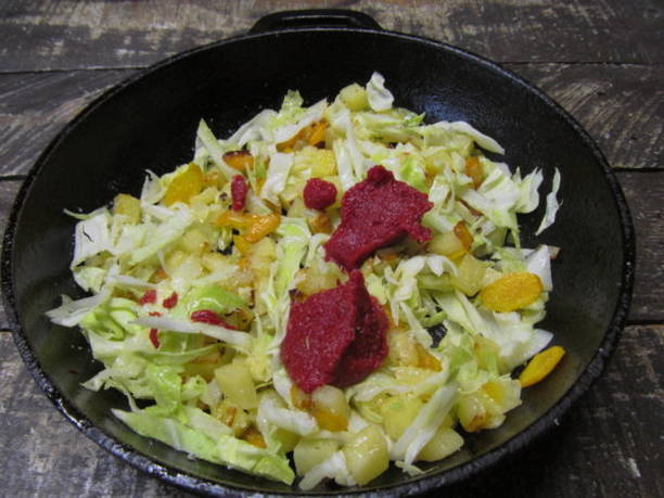 Тушеная капуста с картошкой и сосисками на сковороде