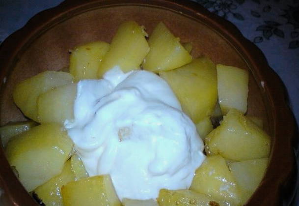 Картошка с грибами в горшочках