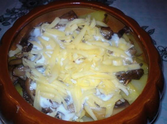 Картошка с грибами в горшочках