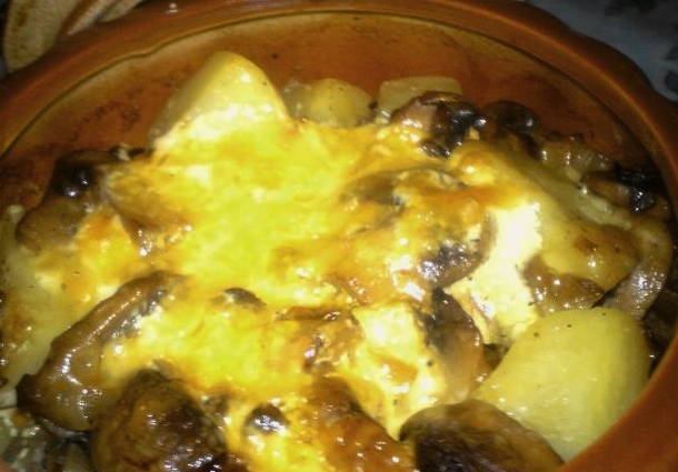 Картошка с грибами в горшочках