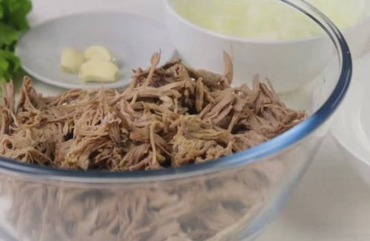 Салат с мясом и солеными огурцами