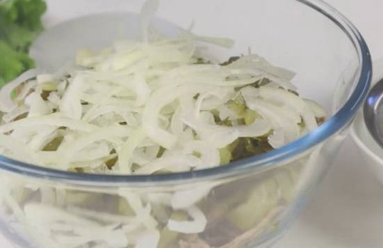 Салат с мясом и солеными огурцами